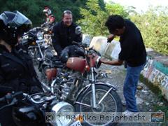 Een koplampg wordt vastgedraaid