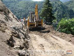 Een buldozer repareert de weg