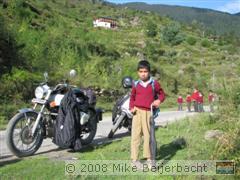 Klein jongetje naast de motor