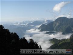 Vergezicht over de bewolkte bergen