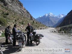 Aan de kant, uitzicht op de bergen