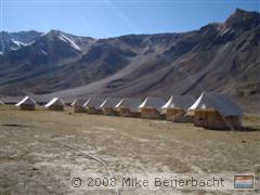 Het tentenkamp tussen de bergen