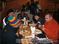 Warm aangekleed tijdens het avondeten