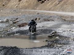 Motor door een waterplas