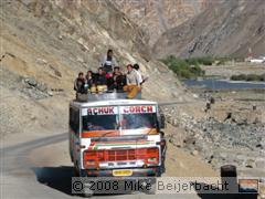Bus met mensen op het dak
